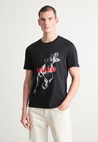 HUGO - DEYLADEC - T-shirt con stampa - black Immagine in miniatura 1
