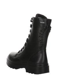 Svart lær ankelstøvlett med snøring, robust såle og teksturerte detaljer på siden. Har et vanntett Gore-Tex-merke.