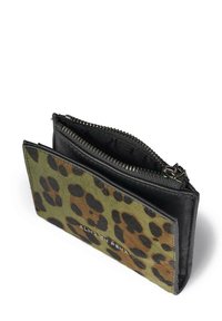 Skórzany portfel w zielono-czarny wzór geparda, z zamknięciem na suwak i czarnym wnętrzem o teksturowanym wykończeniu.