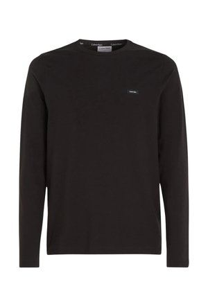 Maglietta nera a maniche lunghe realizzata in cotone, con colletto tondo e un piccolo logo rettangolare di Calvin Klein sul petto. Design semplice.