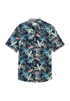 Koszula z krótkim rękawem zapinana na guziki, z granatowym tłem i kolorowymi wzorami tropikalnych liści w odcieniach niebieskiego i różowego, wykonana z lekkiego materiału.