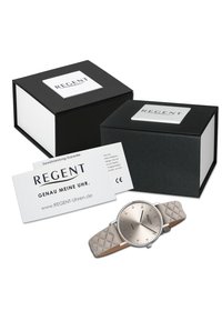 Montre en argent avec un bracelet gris texturé, présentée dans deux boîtes noires avec le logo 'REGENT', accompagnée d'une carte blanche avec les détails du produit.