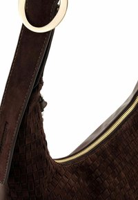 Borsa a spalla in suede intrecciato marrone con una tracolla in pelle liscia marrone scuro e una cerniera dorata, caratterizzata da un accento circolare sulla tracolla.