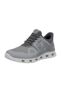 Chaussure de sport grise avec tige en maille et col rembourré, équipée de lacets et d'une semelle extérieure blanche striée avec des découpes pour la respirabilité.