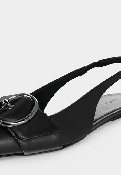 Μαύρο επίπεδο παπούτσι με λουράκι στο πίσω μέρος, μυτερή μύτη, ασημί στρογγυλό αγκράφα και ελαστικό λουράκι στη φτέρνα.