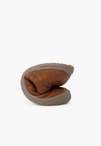 Scarpa in pelle marrone con una suola grigia flessibile, caratterizzata da una forma arrotondata e una superficie liscia, progettata per il massimo comfort e una facile conservazione.