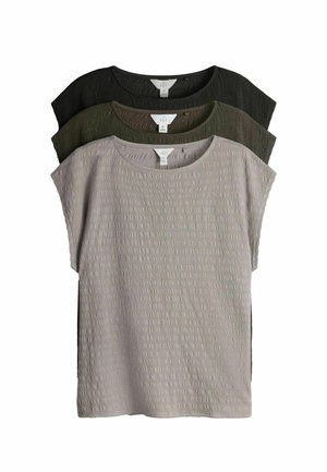 Tri štruktúrované krátke tričká s okrúhlym výstrihom, natiahnuté na seba v svetlosivej, tmavozelenej a čiernej farbe, veľkosť stredná s viditeľnými značkami.