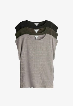 Trei tricouri cu mânecă scurtă, cu textură, de culoare gri deschis, verde închis și negru, mărimea medie, stivuite, cu etichete de marcă vizibile.