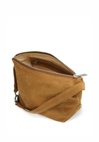 Borsa a tracolla in suede marrone con zip, texture morbida e una sola tracolla. L'interno presenta una fodera beige e una tasca.