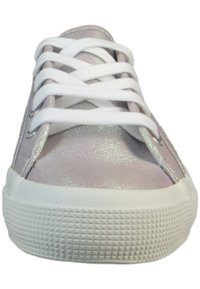 Sneakers rosa chiaro con una finitura metallica, lacci bianchi e suola in gomma testurizzata con motivo a griglia. Design con punta piatta e rotonda.