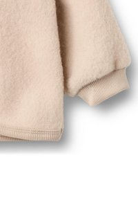 Beige fleecová bunda s rukávy, zakončenými žebrovaným pleteným nápletem a lemem na bílém pozadí.