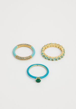 Három gyűrű: az egyik arany kék drágakövekkel, a másik türkiz zománccal és zöld kővel, a harmadik arany kis türkiz kövekkel, kör alakú mintával.