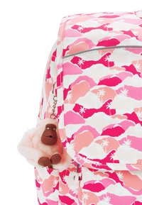 Zaino rosa e bianco con motivo a palme, completo di un portachiavi a forma di scimmia di peluche rosa. Realizzato in materiale tessile resistente.