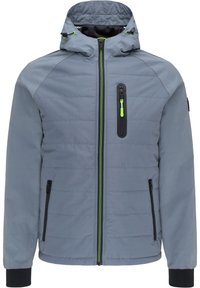 Szara kurtka z kapturem i zielonymi zamkami. Posiada poziome przeszycia, zamykane na zamek kieszenie na piersi i boczne oraz czarne akcenty przy mankietach.