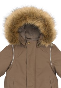 Brun isoleret parka med hætte foret med falsk pels. Har trykknapper og sidelommer. Designet inkluderer kontrastsyningsdetaljer.