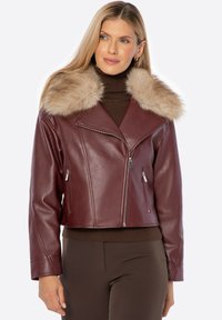 Veste en cuir bordeaux courte avec un col en fausse fourrure, des poches zippées et un détail de couture diagonale. Texture lisse et coupe ajustée.