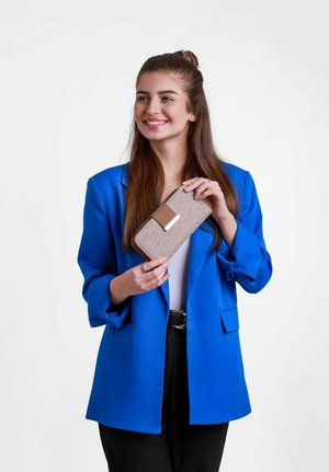 Béžová peněženka s texturovaným povrchem a hnědým koženým akcentem. Peněženka má kovový uzávěr a štíhlý, obdélníkový tvar.