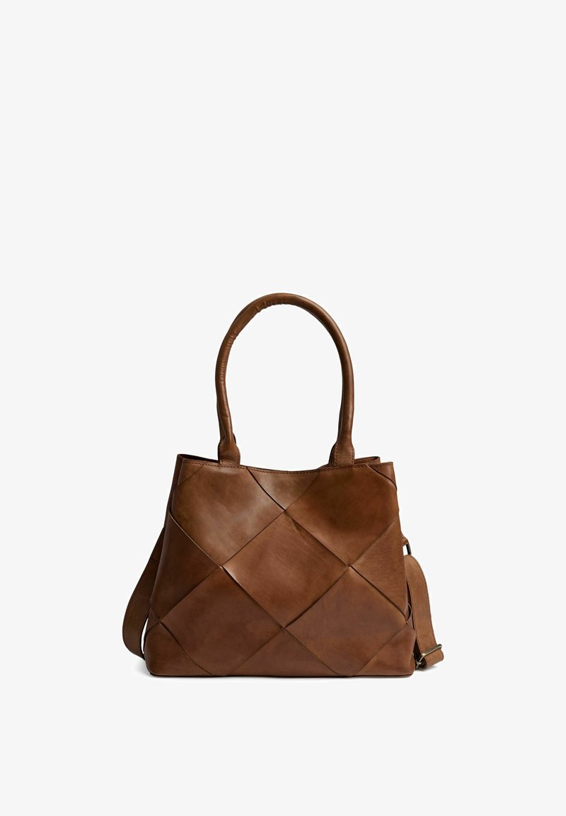 Sac fourre-tout en cuir marron avec un design tissé, doté de deux poignées robustes et d'une bandoulière supplémentaire. Texture lisse et motif géométrique.