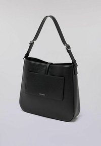Czarna skórzana torba na ramię o gładkiej fakturze, z dużą komorą główną, przednią kieszenią i regulowanym paskiem na ramię. Wyposażona w srebrne akcesoria.