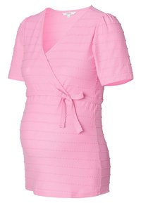 Růžový zavinovací top s krátkými rukávy, zdobený texturovaným pruhovaným vzorem a detailem vázání na boku. Vyroben z měkké, elastické látky.