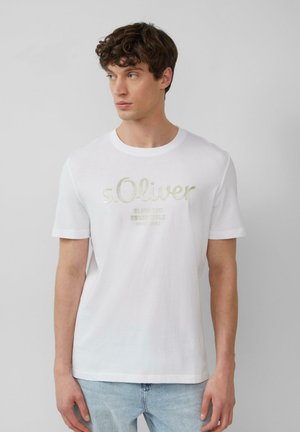 Witte katoenen t-shirt met korte mouwen, voorzien van een gouden metallic logo en tekst op de voorkant. Standaard ronde hals en losse pasvorm.