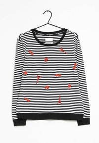 Sudadera a rayas en blanco y negro con acentos bordados en rojo, incluyendo patrones estilizados. Cuello redondo y puños acanalados.
