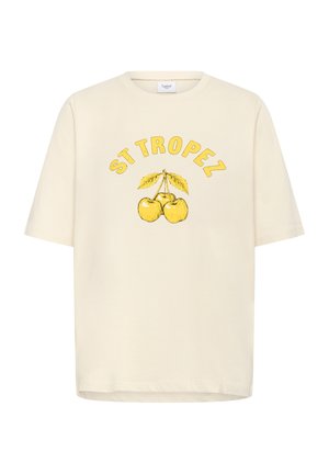 Krems krāsas īsām piedurknēm T-krekls ar dzelteno tekstu "ST TROPEZ", virs trim dzeltenām ķiršiem ar lapām grafikas priekšpusē.