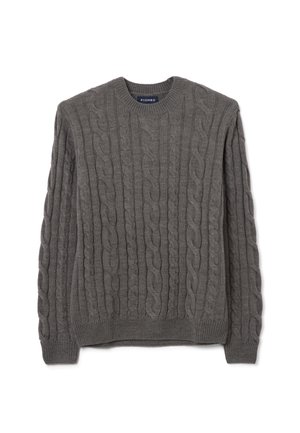 Grauer, kabelgestrickter Pullover mit Rundhalsausschnitt, langen Ärmeln sowie gerippten Bündchen und Saum, flach auf einem weißen Hintergrund ausgelegt.