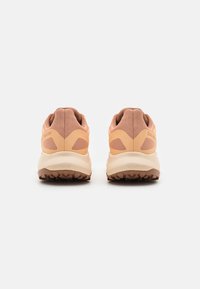 Salomon ULTRA FLOW - Løpesko for mark - cork/peach fuzz/papaya