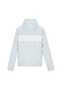 Giacca azzurra chiara con una striscia orizzontale bianca sulla schiena. Presenta un cappuccio, maniche lunghe e un tessuto liscio e leggero.