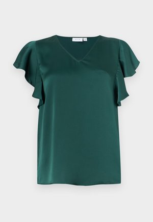 Πράσινο σκούρο σατέν μπλουζάκι με V-λαιμόκοψη και φαρδιά μανίκια πάνω σε απλό λευκό φόντο.