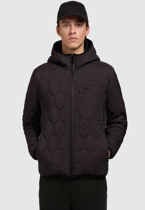 Schwarze gepolsterte Jacke mit einem Wabensteppmuster, Reißverschluss vorne, verstellbare Kapuze und einer Tasche auf der Brust. Der Stoff wirkt glatt.