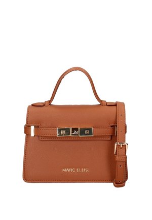 Bruine leren Marc Ellis handtas met bovenhandvat, gouden sluiting aan de voorkant en verstelbare schouderriem op witte achtergrond.