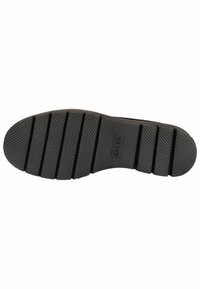Suela de zapato de goma negra con una superficie texturizada, con surcos prominentes para tracción y un logotipo rectangular en el centro.
