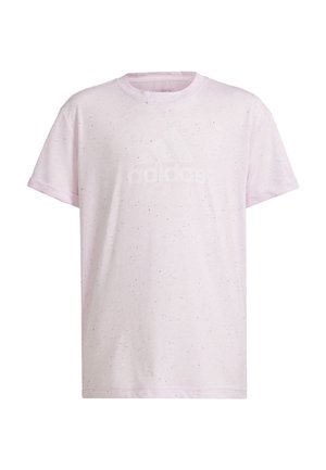 Camiseta de manga corta rosa claro hecha de una tela suave, con un patrón de puntos texturizados y un logo de adidas blanco desvanecido en la parte delantera.