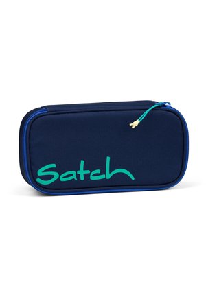 Marinefarbener, mit Reißverschluss versehenes Federetui mit türkisfarbenem "Satch"-Logo, blauen Akzenten am Reißverschluss und einem einzigartigen goldenen Ziehband. Texturierte Stoffoberfläche.