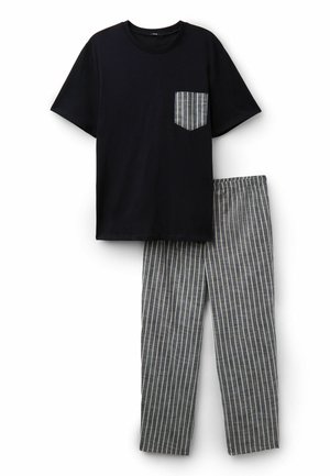 Schwarzes T-Shirt mit kurzen Ärmeln und gestreifter Brusttasche, kombiniert mit grau-weißen, vertikal gestreiften Hosen mit elastischem Bund.