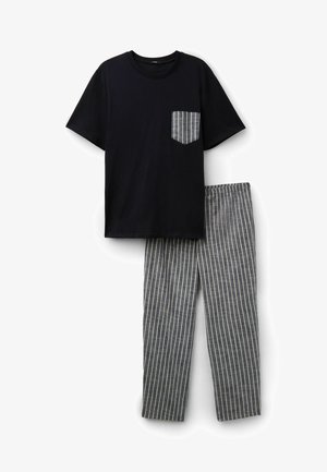 Schwarzes T-Shirt mit kurzen Ärmeln und gestreifter Brusttasche, kombiniert mit grau-weißen, vertikal gestreiften Hosen mit elastischem Bund.