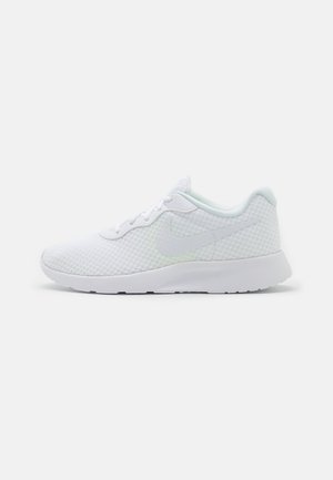 Nike Sportswear TANJUN FLYEASE - Baskets basses - white/volt