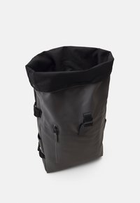 Svart vanntett rulle-top ryggsekk med justerbare stropper, sidelommer med glidelås og glatt, matt tekstur. Minimalistisk design med robuste festemidler.