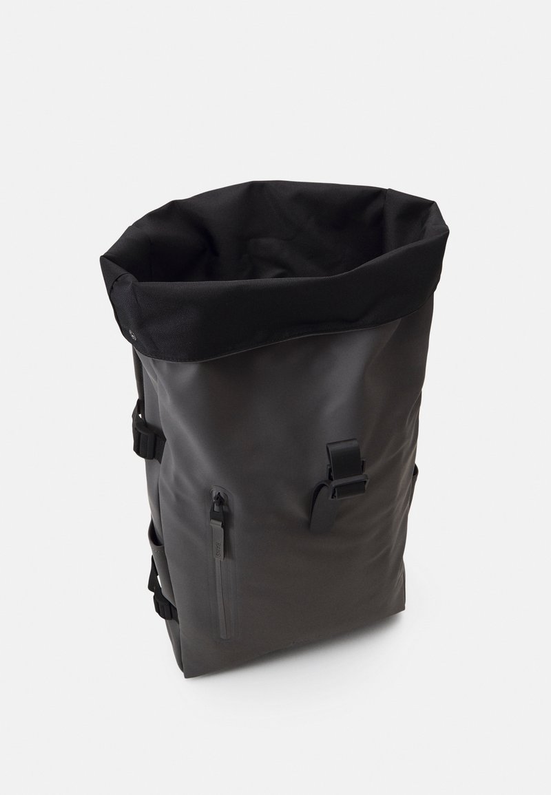 Mochila enrollable a prueba de agua de color negro con correas ajustables, bolsillo lateral con cremallera y textura suave y mate. Diseño minimalista con hardware resistente.