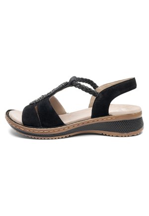 Sandalia negra de punta abierta con tiras trenzadas, plantilla acolchada, adorno de cuentas y suela baja de cuña con textura.