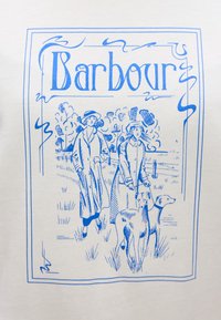 Γραφιστική απεικόνιση με μπλε γραμμικό σχέδιο δύο μορφών που περπατούν με δύο γκρεϊχάουντ. Κείμενο "Barbour" σε διακοσμητική γραμματοσειρά στο πάνω μέρος. Κρεμ φόντο.
