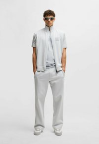 BOSS DROPNEEDLE - Printtipaita - light grey four