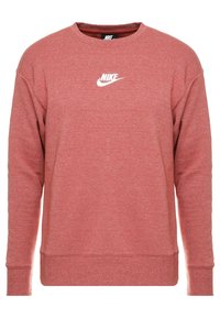 Röd Nike-tröja med långa ärmar, rund halsringning och vitt Nike-logotyp centrerat på bröstet.