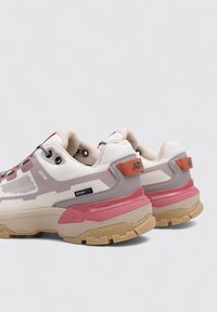 Zapatillas deportivas con un diseño en blanco, rosa y gris; materiales de tela y goma; parte superior de malla; suelas medias texturizadas; acentos y marcas en contraste.