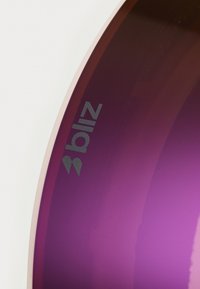 Lila, ívelt lencse fényes felülettel, finom színátmenettel, és a "bliz" márkanevével fekete színben a szélén.
