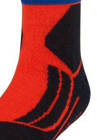 Calcetines de tripulación rojos y negros con patrones geométricos, que cuentan con un puño acanalado azul y un diseño de punto texturizado.