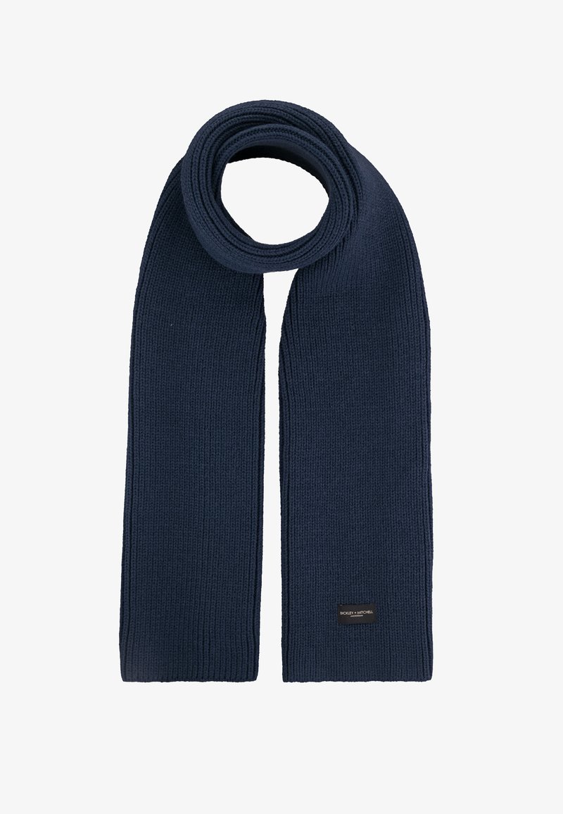 Donkerblauwe gebreide sjaal met een geribbelde structuur, voorzien van een klein zwart merklabel. De sjaal is lang en in een cirkelvorm gewikkeld.
