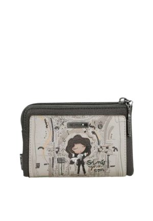 Piccola pochette con zip con donna in stile cartone animato che canta, note musicali e testo "sing your soul" su sfondo chiaro con bordi scuri.